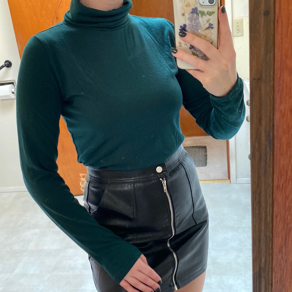 so • Favorite Turtleneck Top Hunter Green